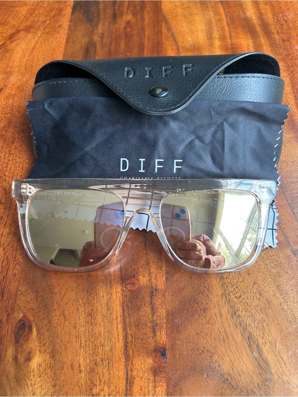 DIFF Eyewear sunglasses
modern, transparent square frames mirrored lenses.